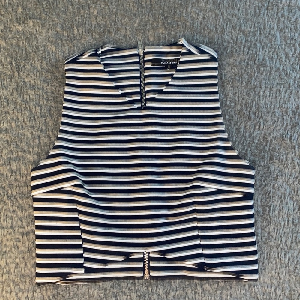 Women’s Olivaceous zip up crop top size medium